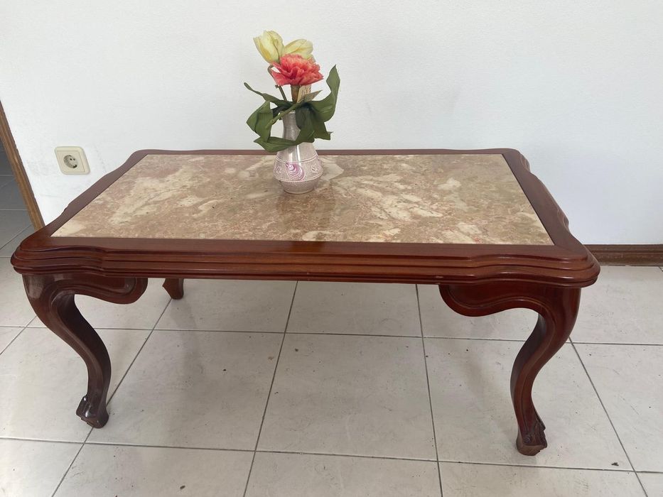 Mesa de apoio com tampo em mármore