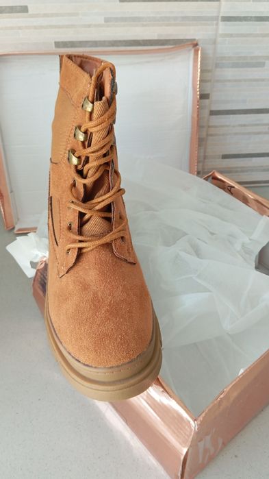 Bota em camurça, camel