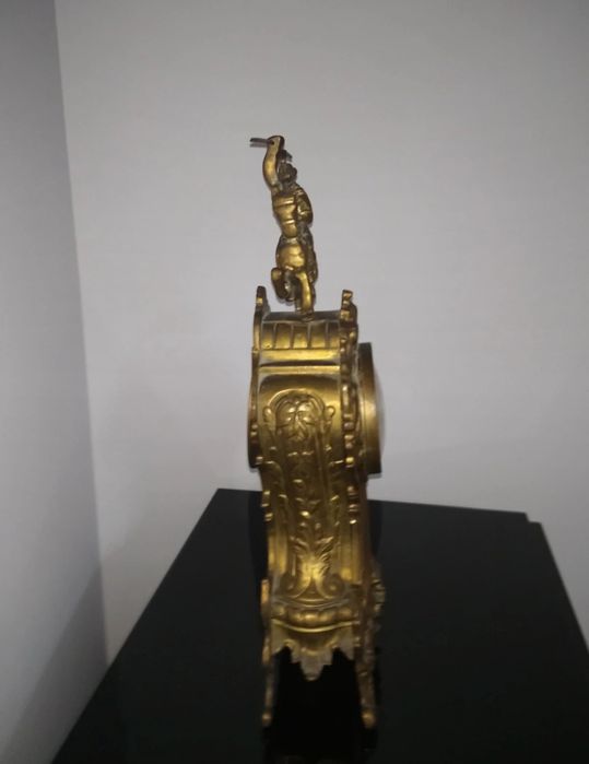 Relógio de mesa antigo em latão e em homenagem a S. Jorge.