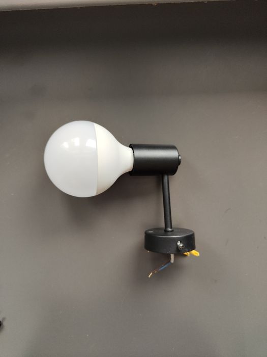 Czarny kinkiet - lampa z żarówką