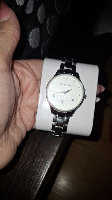 Conjunto Excellanc – Relógio Prateado, Colar e Brincos.