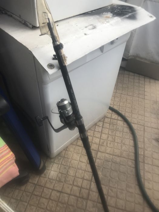 Duas canas de pesca ums com estojo eoutra nao