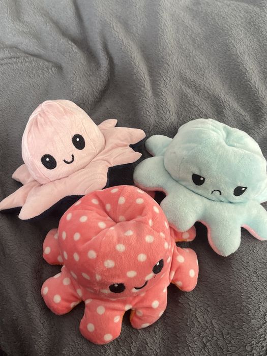 три игрушки-перевертыши в виде осьминогов.