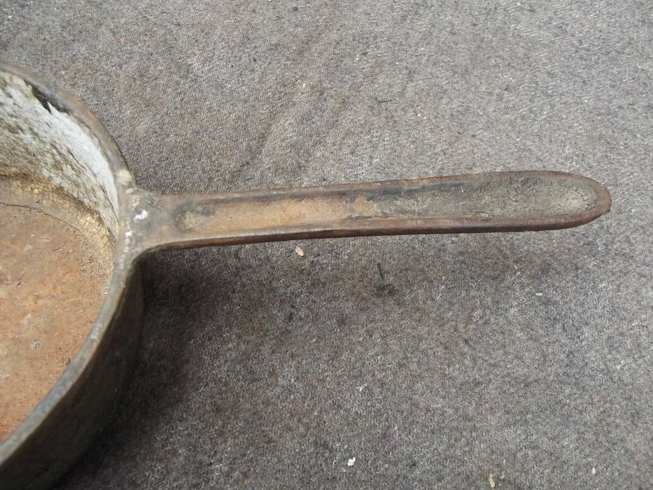 Stary rondelek żeliwny