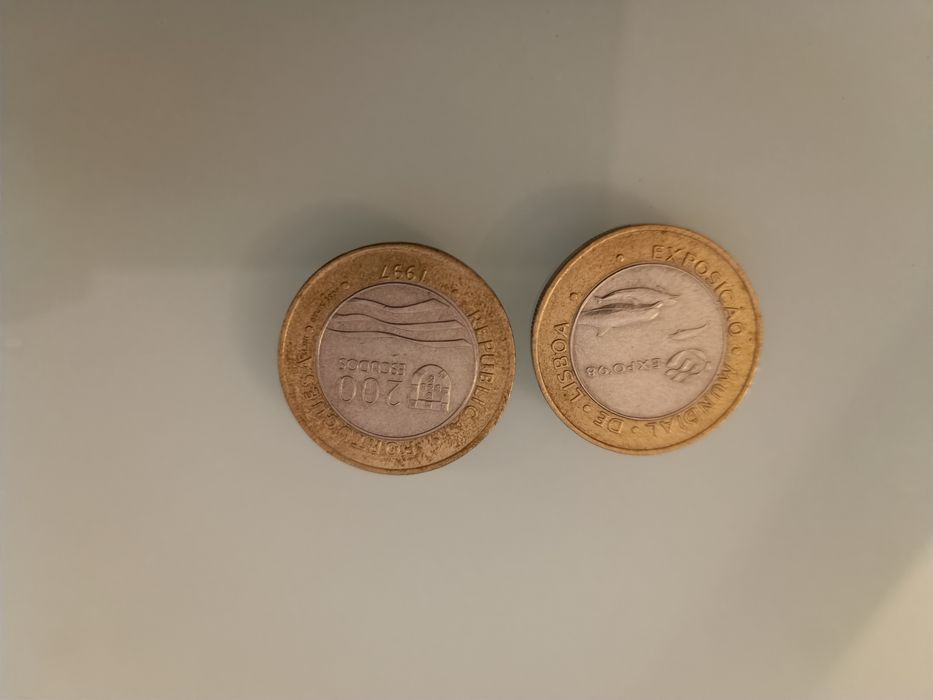 Moedas 200 escudos de vários anos e edições