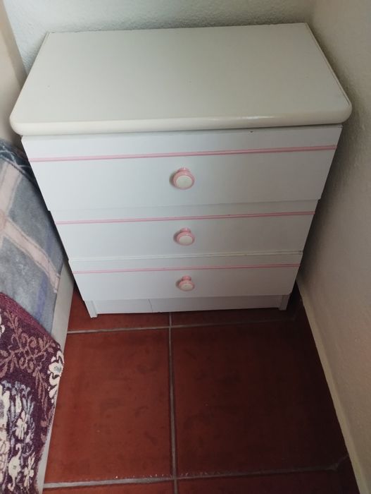 Criado mudo com 3 gavetas branco e rosa