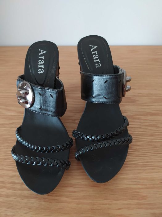 Black sandals with straps