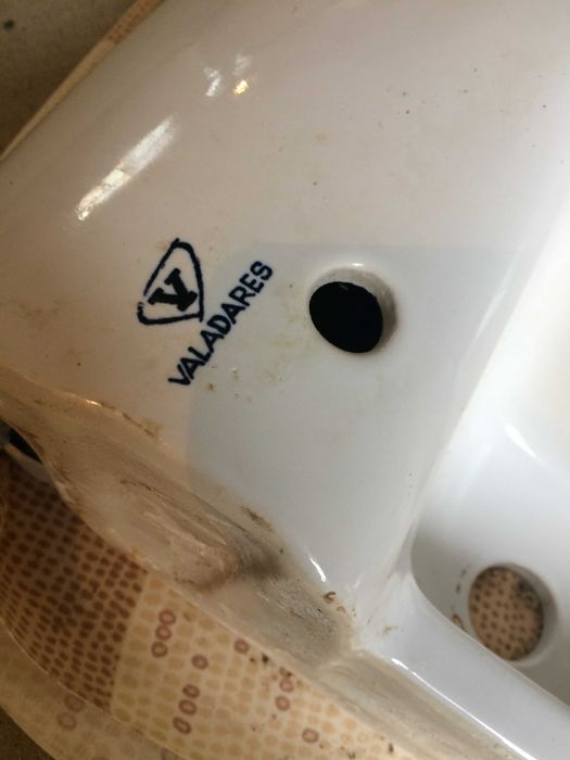 Lavatório de parede - marca Valadares