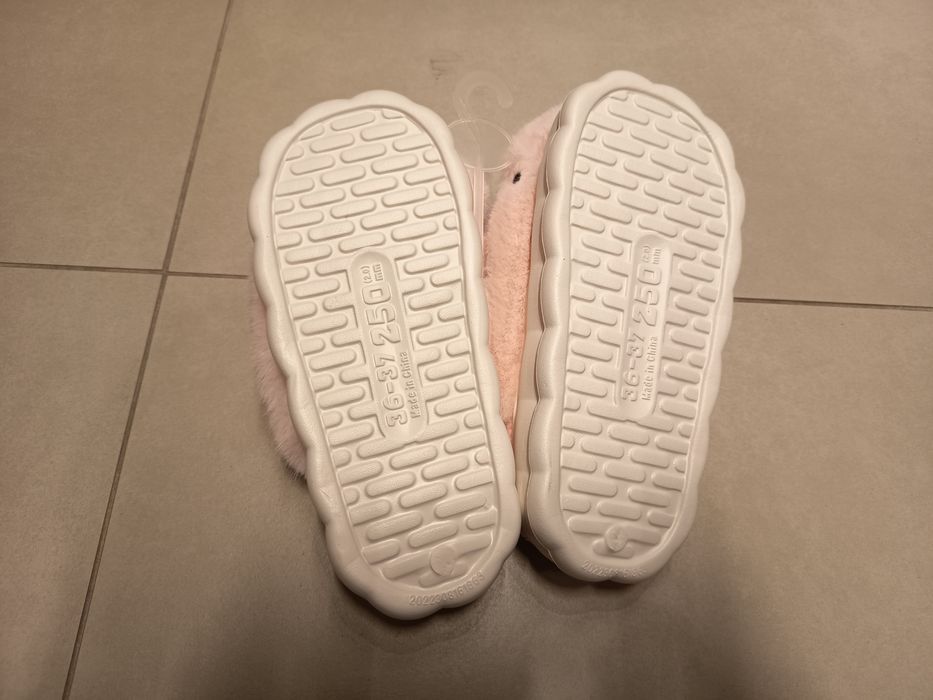 Nowe jasnoróżowe futrzane kapcie buty