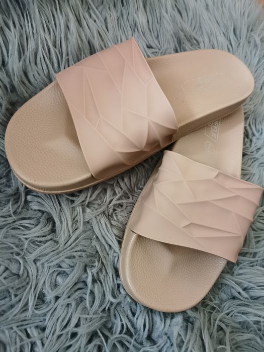 Klapki beżowe w dwóch rozmiarach