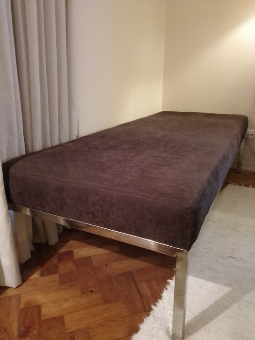 Banca em com pés de metal