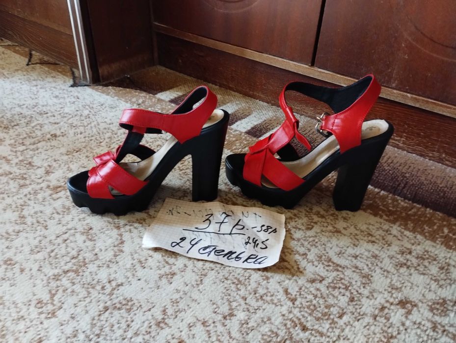 Кроссовки, босоножки женские