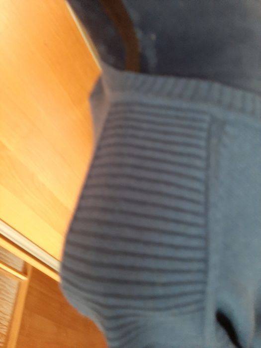 Sweter męski elegancki prosty dekolt w serek