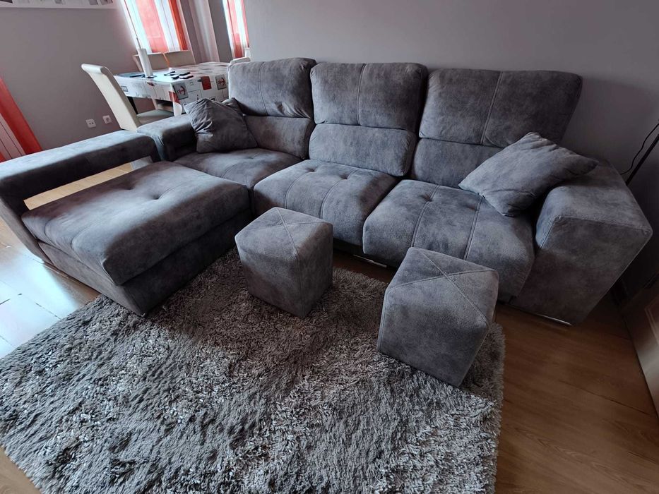 Sofá espaçoso e acolhedor perfeito para relaxar
