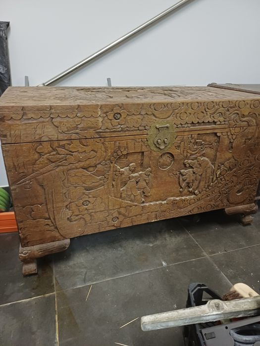 Arca em madeira trabalhada