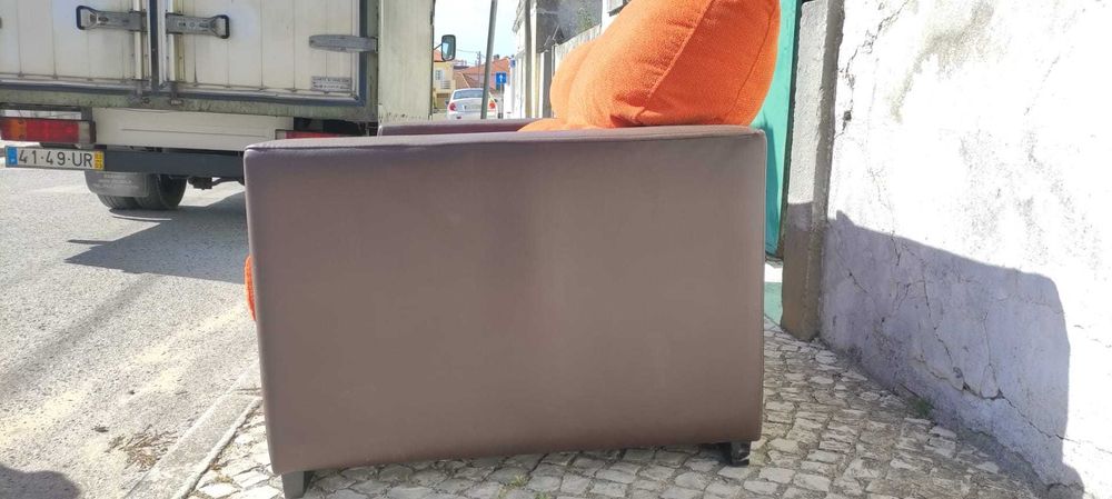 Sofá moderno castanho e laranja de 3 lugares