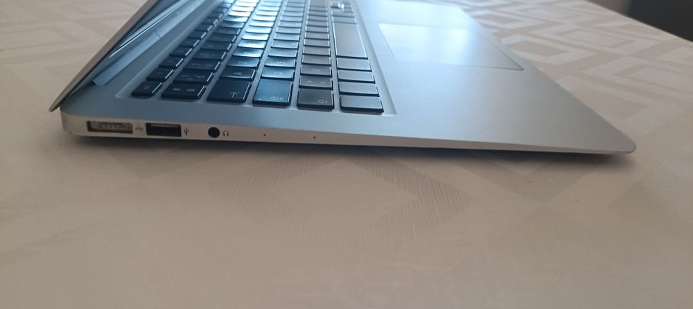 MacBook Air 13" 2017 | 8GB RAM | SSD | macOS Monterey | Excelente Estado