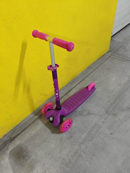 Trotinete menina com luzes nas rodas