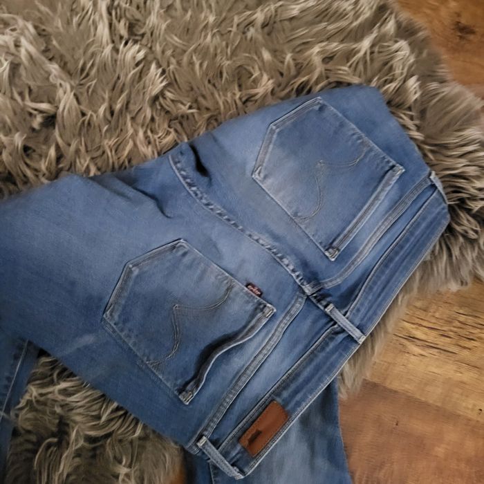 Granatowe spodnie męskie niebieskie jeansy proste Levis XS 34