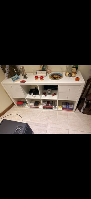 Movel branco com porta e gavetas