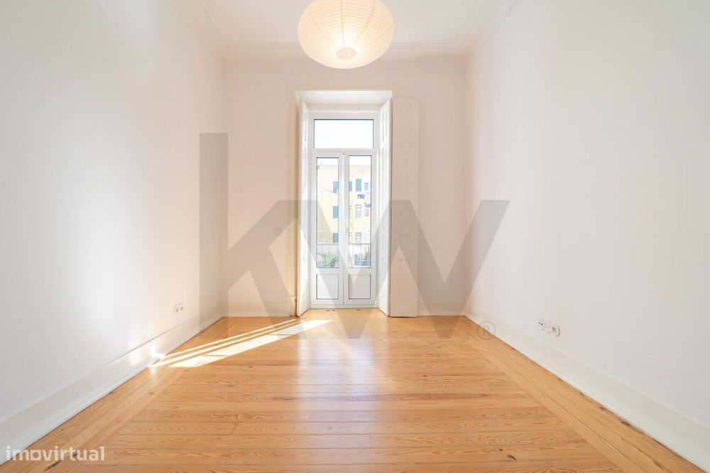 Um apartamento luminoso e elegante, no coração de Campo de Ourique.