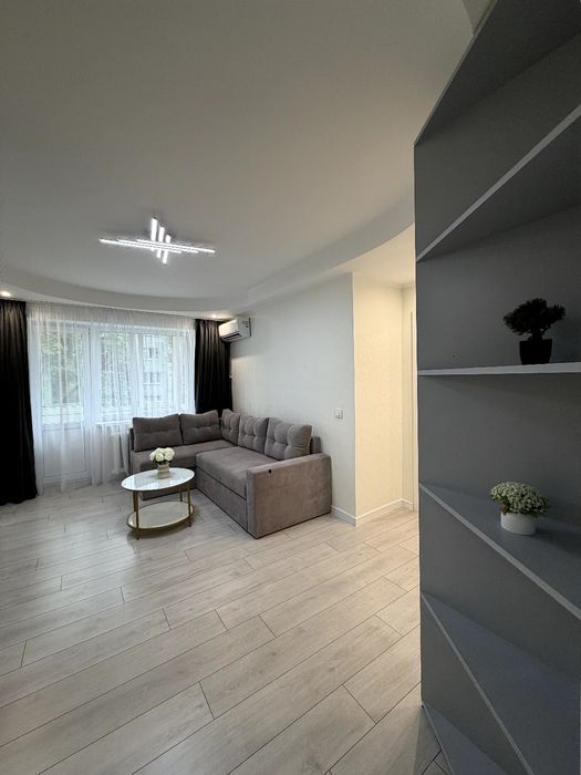 Власник без комісії. Київ .Продам 2 к квартиру 10 хв до метро. Бульвар Верховної Ради 26 Б