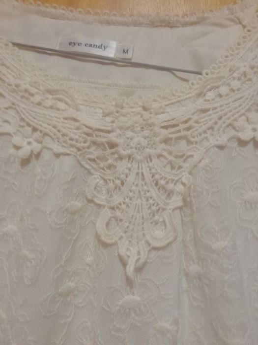 Vestido bordado beje