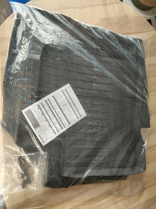 Dywaniki gumowe do Suzuki Swift mk8 nowe orginalne