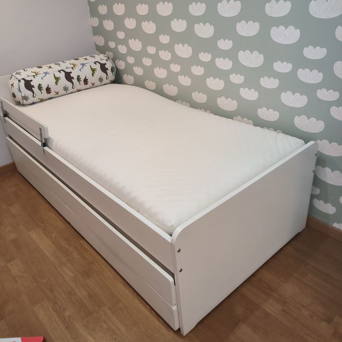 Cama e guarda roupa de criança