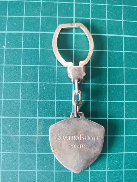 Porta chaves raro em prata e esmalte QuatroRuote Lancia com contraste