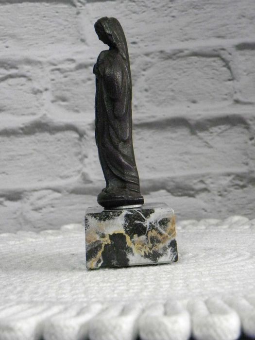 Stara żeliwna figurka Maryi na podstawie z marmuru