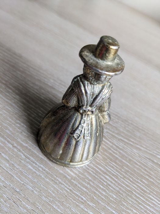 Латунная статуэтка женщины