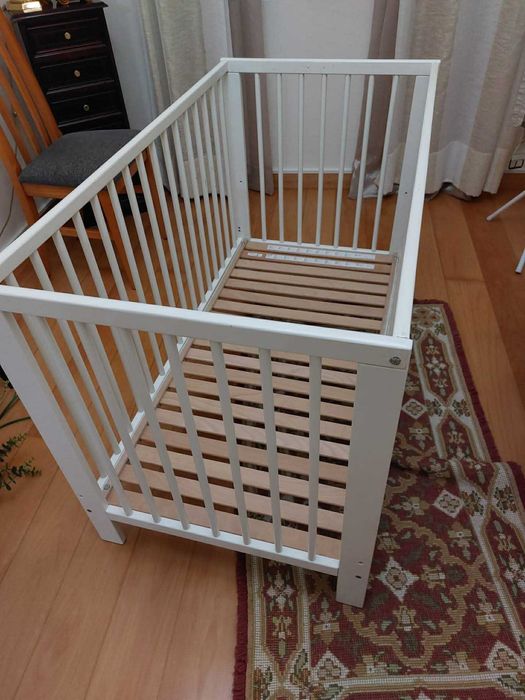 Berço com colchão incluído