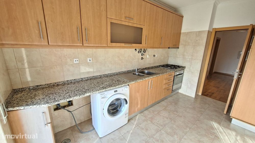 Apartamento T2 com 126m2, arrecadação e lugar  estacionamento Montijo.