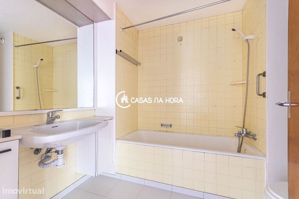 Apartamento T2 para renovação com vista mar  Alto da Barra, Oeiras
