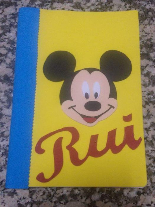 Várias peças de artesanato