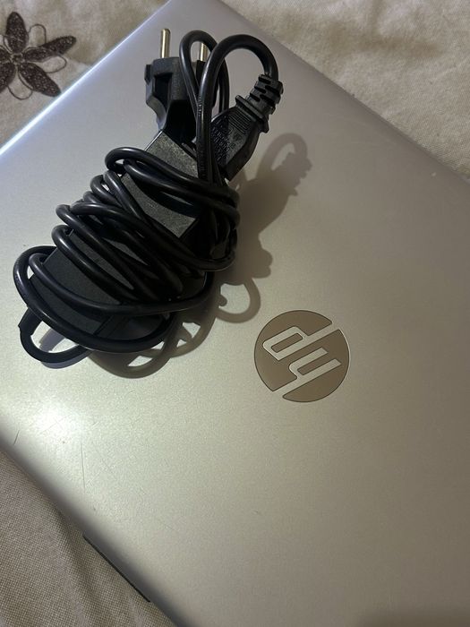 Portátil HP 15-bw020np, AMD A9, 8GB RAM, 1TB HDD, com carregador e mala