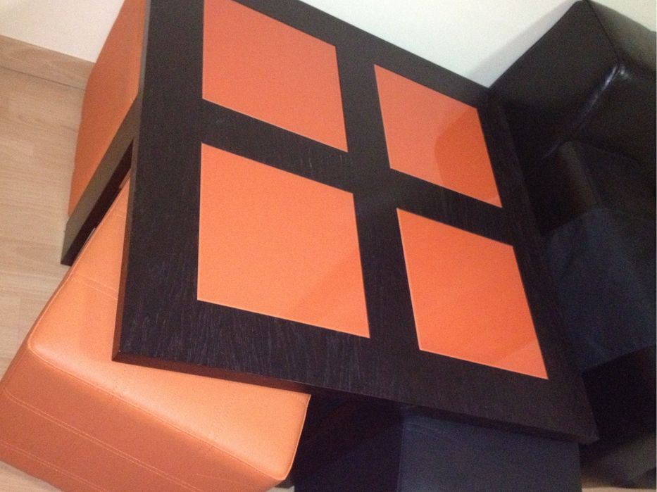 Mesa apoio com 4 bancos em pele preto e laranja