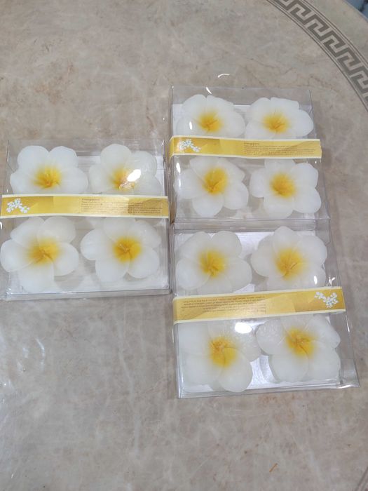 Lote de 12 velas decortivas novas em formato Flor
