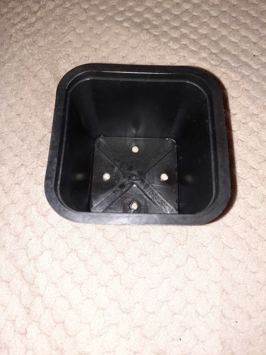 Doniczka do rozsad - nowa !! Cena za 100 szt..