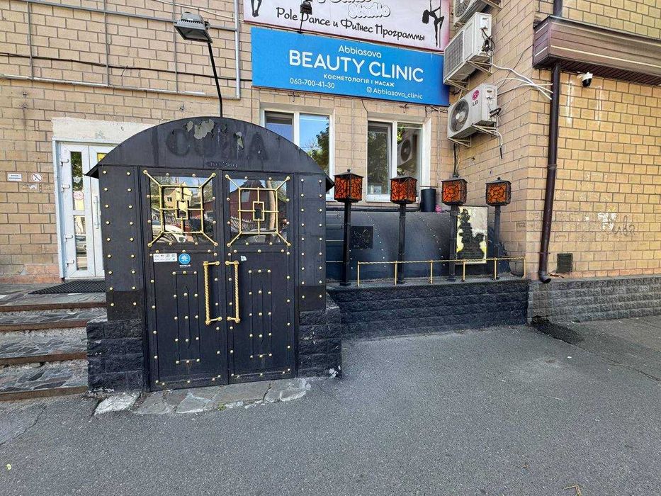 Повністю укомплектоване кафе з усім необхідним обладнанням