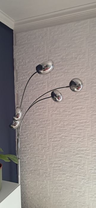 Candeeiro de pé com base em mármore