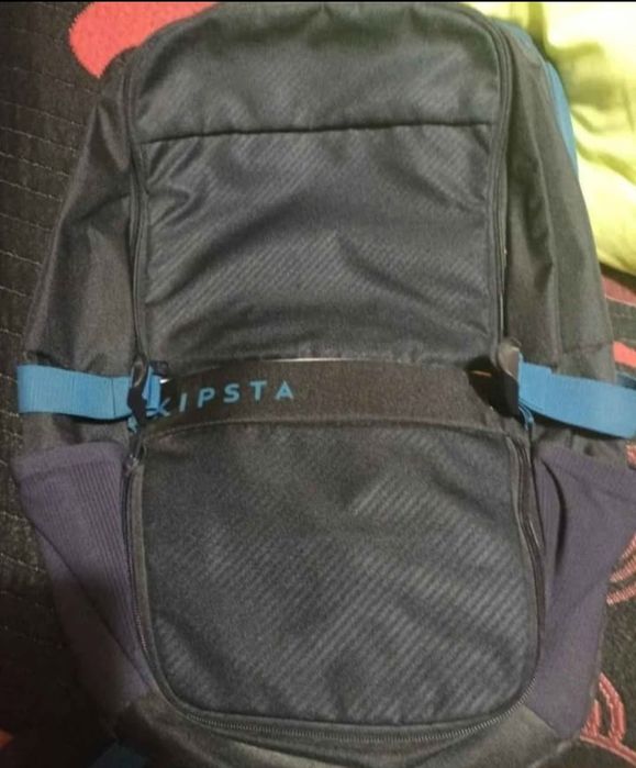 Vendo mochila azul KIPSTA de 35 litros só usei uma vez esta como nova