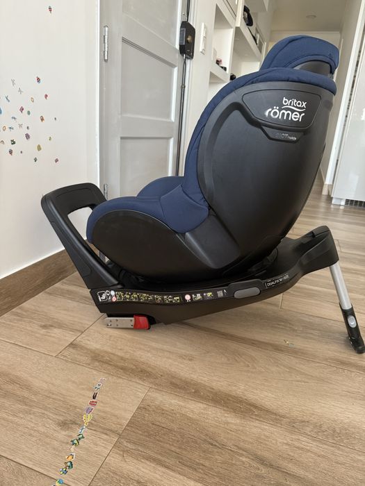 A cadeira-auto Britaz Romer Dualfix M i-Size. Azul.