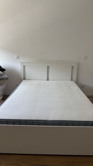 Cama casal espaçosa com colções