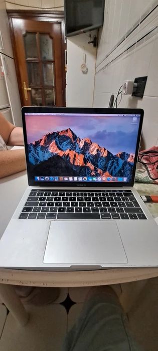 Apple MacBook Pro 2017, 512GB SSD 8GB RAM Touchbar com carregador