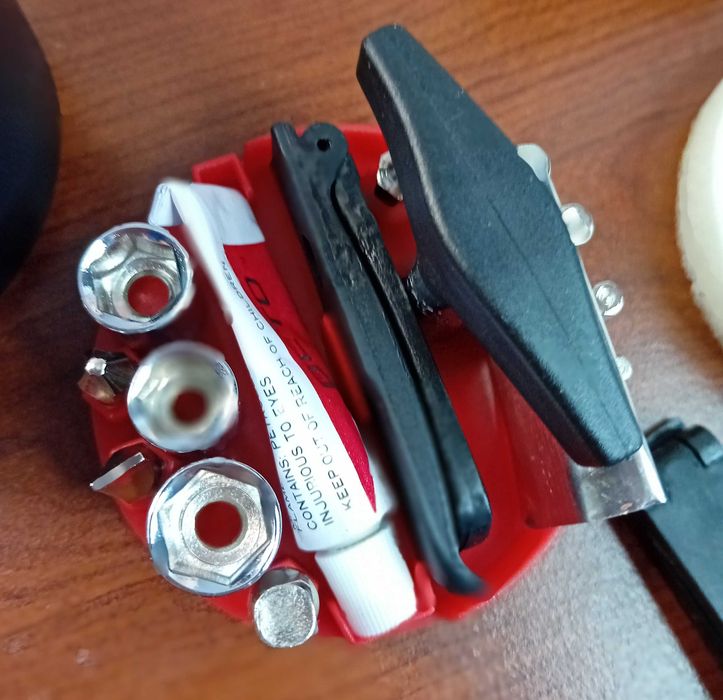 Koszyk, bidon i zestaw narzędzi do naprawy roweru/Zestaw retro 3 w 1/.