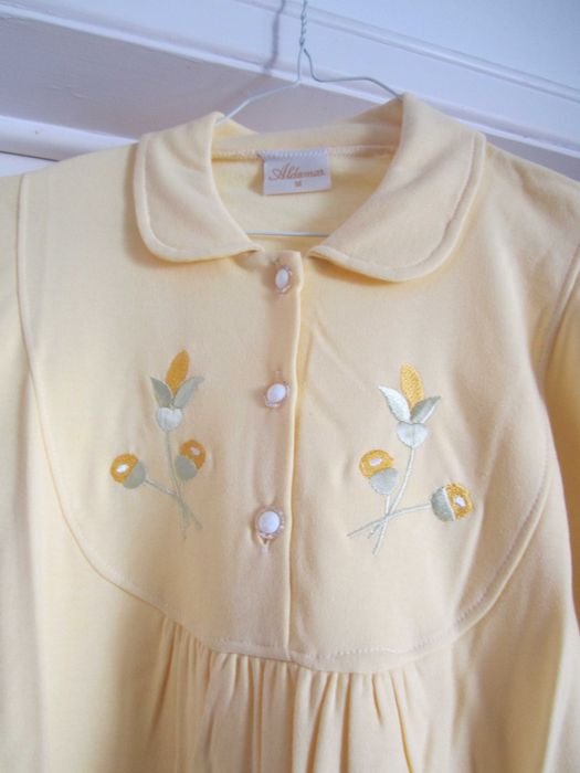 Camisa de Noite Aldamar Nova amarela c flores 3 botões, manga comprida