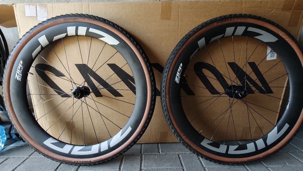 Zipp 303 XPLR S Carbon + Pirelli Cinturato Gravel.