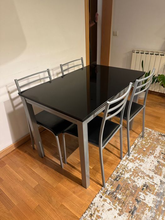 Conjunto: mesa preta extensível + 4 cadeiras